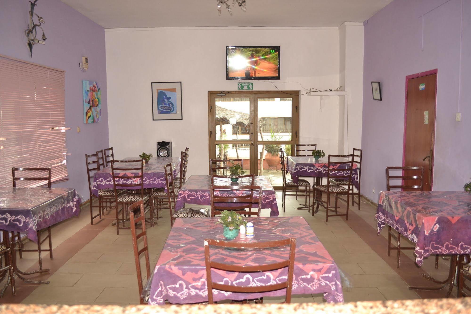 Pink Hostel Аккра Екстер'єр фото