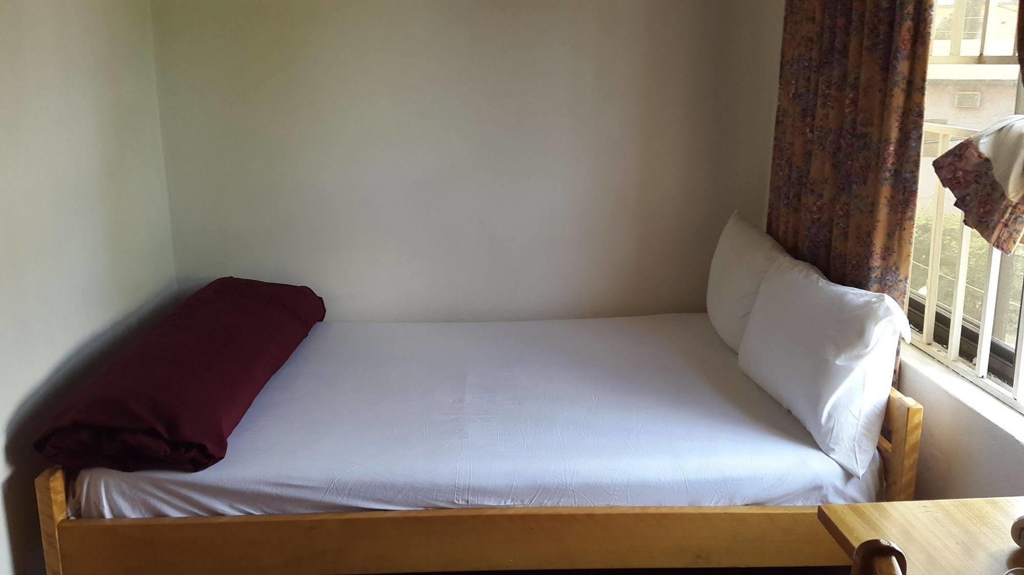 Pink Hostel Аккра Екстер'єр фото