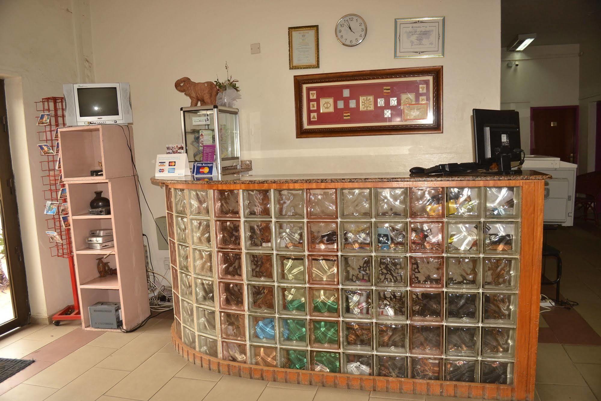Pink Hostel Аккра Екстер'єр фото