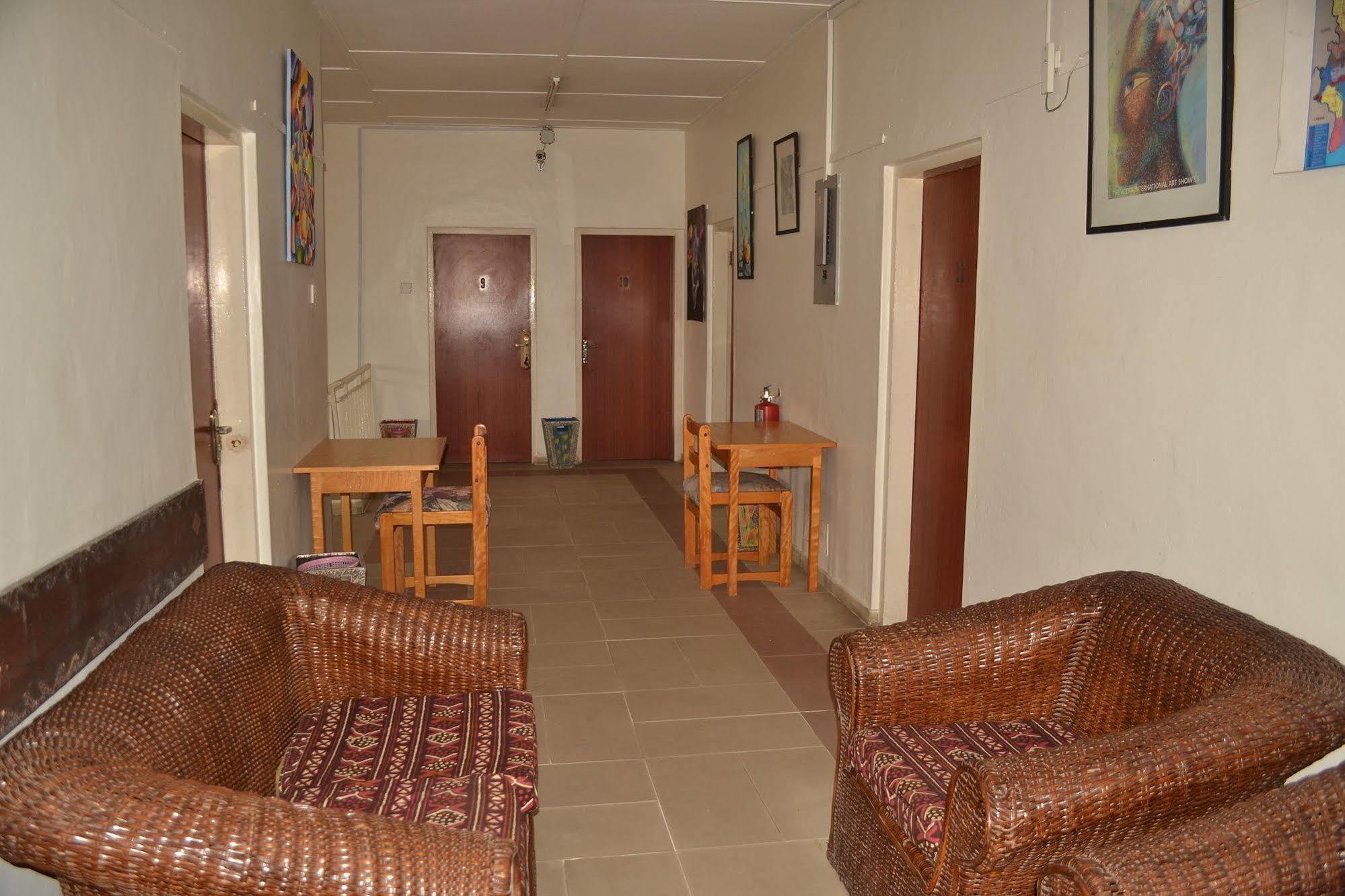 Pink Hostel Аккра Екстер'єр фото
