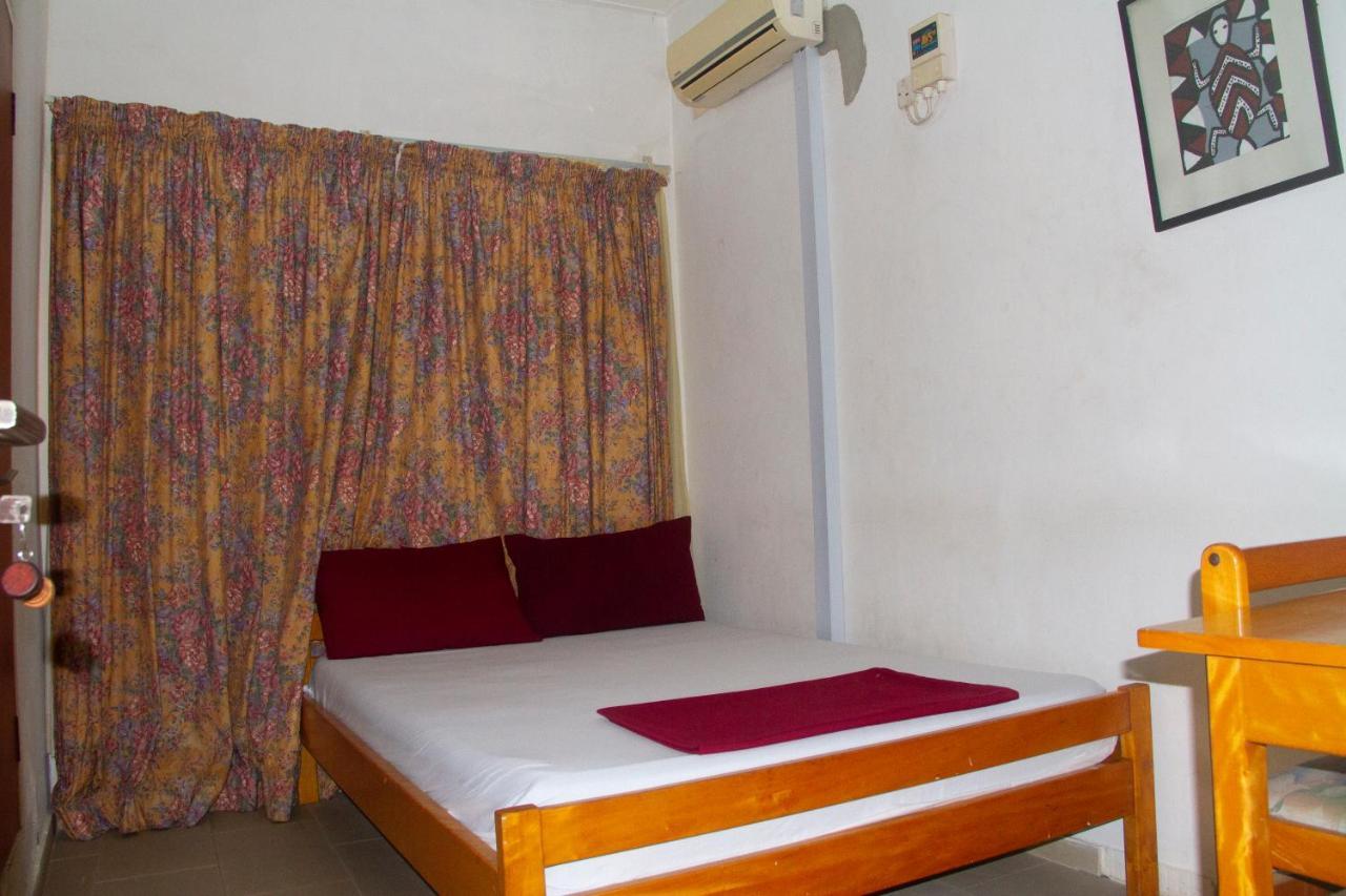 Pink Hostel Аккра Екстер'єр фото