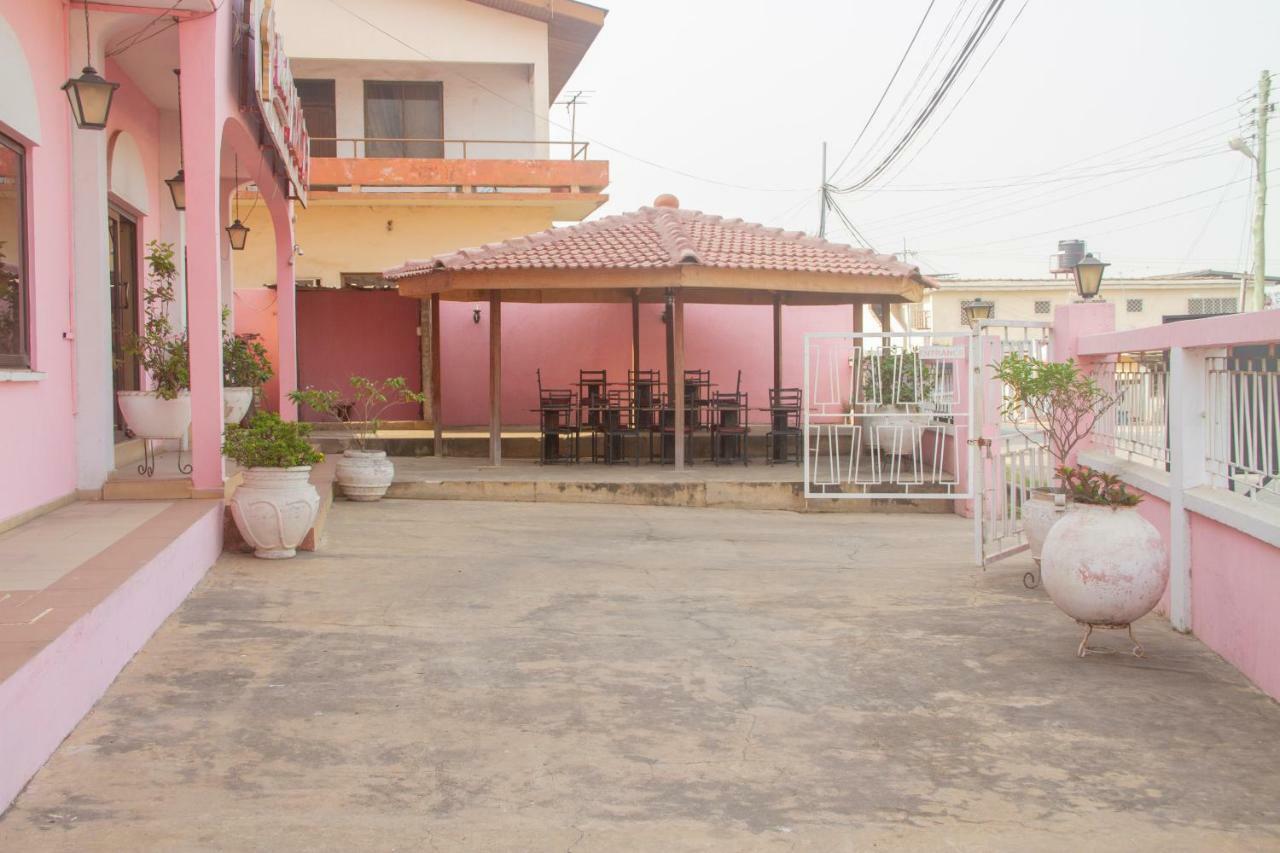 Pink Hostel Аккра Екстер'єр фото